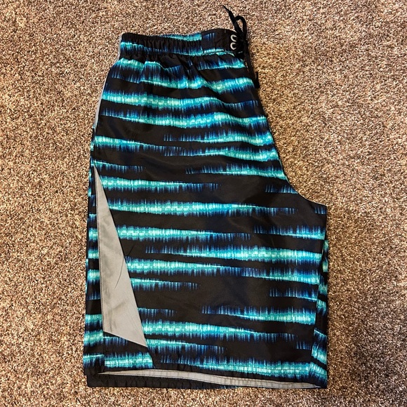 Nike Men’s XXL Swim Trunks, has a smalll flaw under the drawstring - Picture 8 of 13